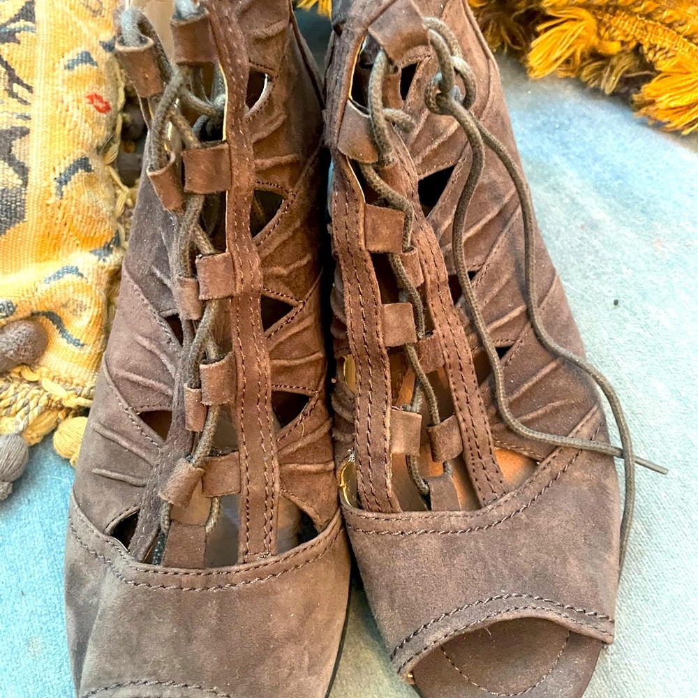 Earth size 10 grey, suede lace up booties